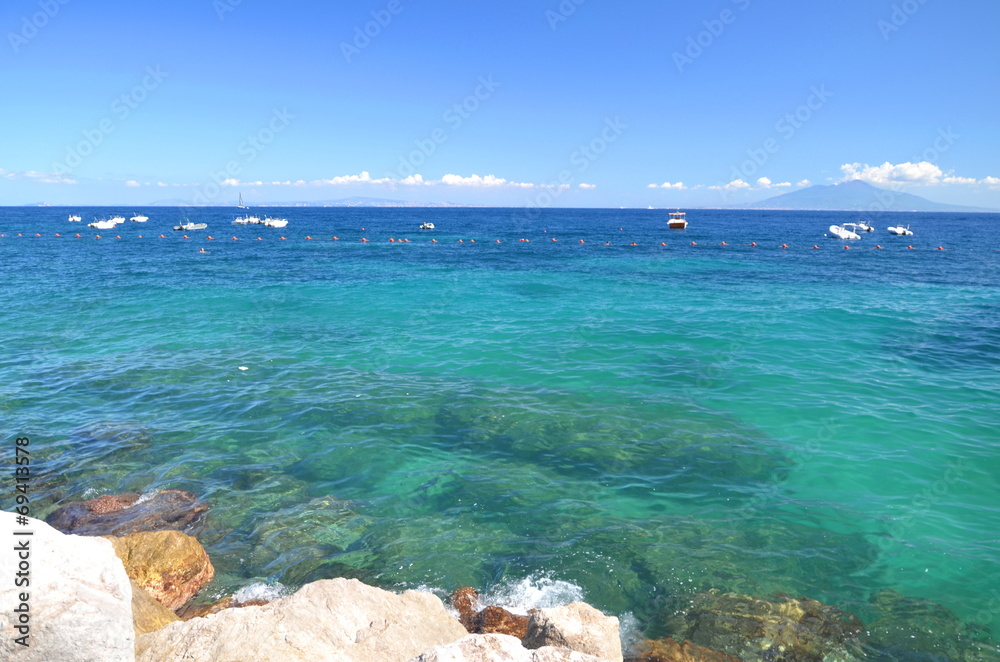 malowniczy letni krajobraz, plaża na wyspie capri we włoszech