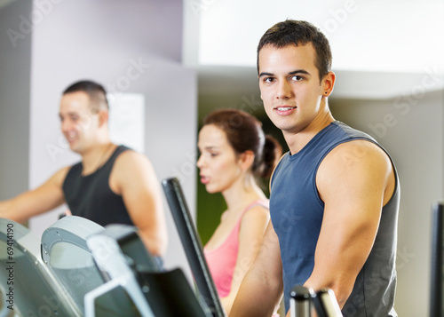 People exersizing in a gym