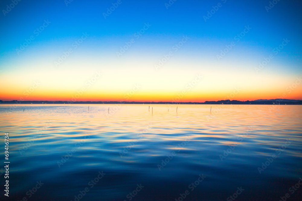 Obraz premium Blue and orange gradation of sunset on the lake Kasumigaura