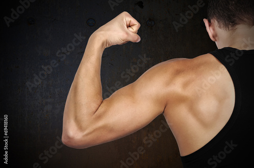 man showing muscles © vetkit