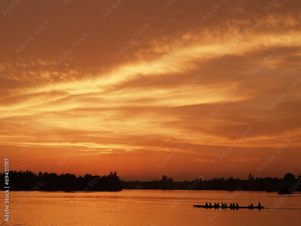 Naklejka premium Sihouette boat view in sunset moment