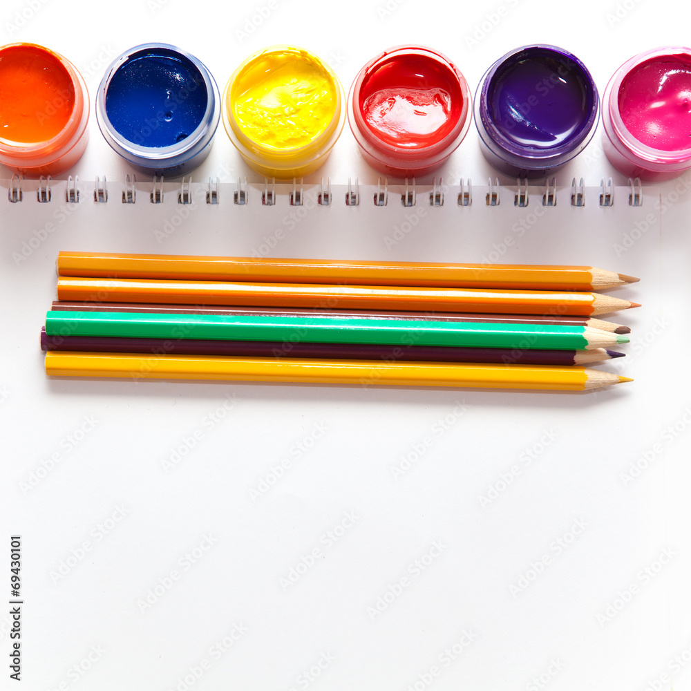 Краски и цветные карандаши на белом фоне Stock Photo | Adobe Stock