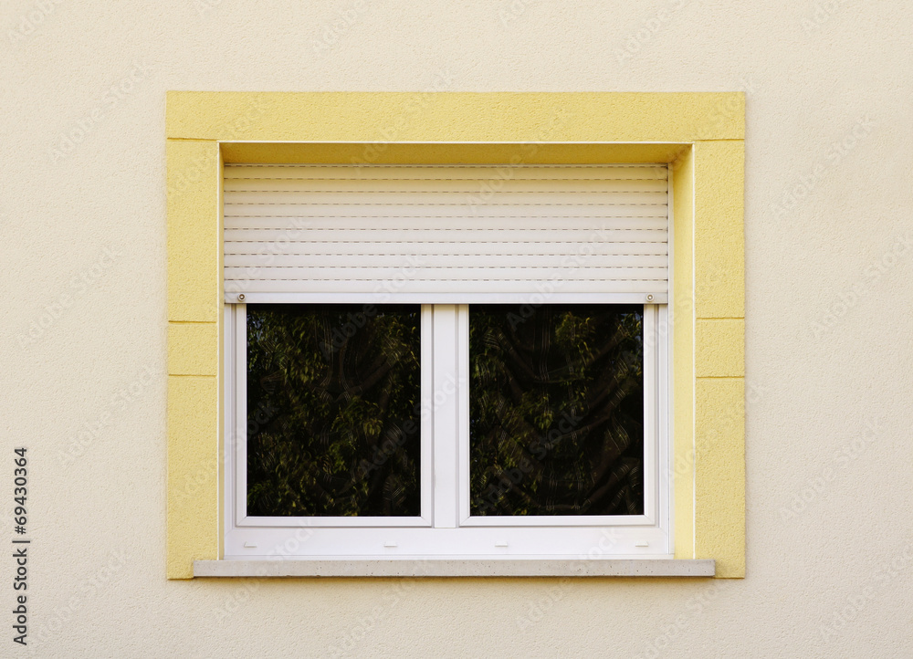 Modernes Fenster mit Rollladen und gelber Fenstereinfassung