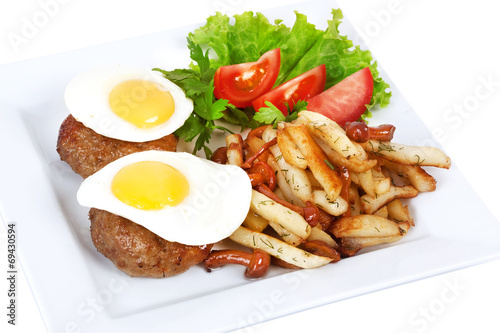 steak with egg, fries, tomato, lettuce