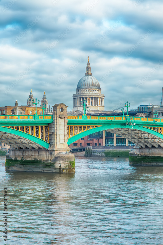 Fototapeta premium green bridge