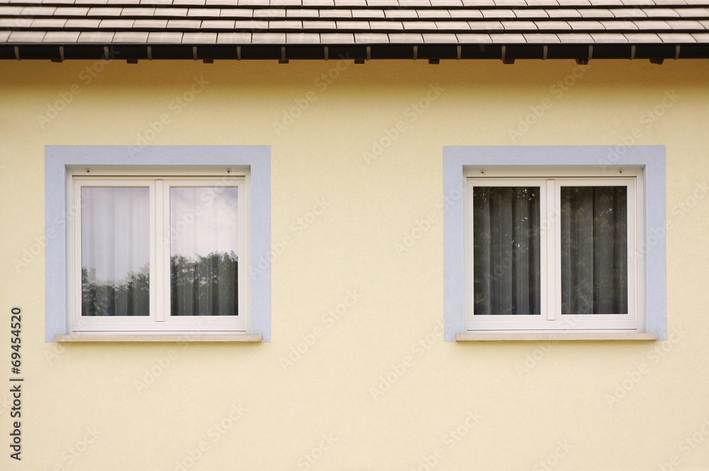 Zwei moderne Fenster mit blauen Fenstereinfassungen