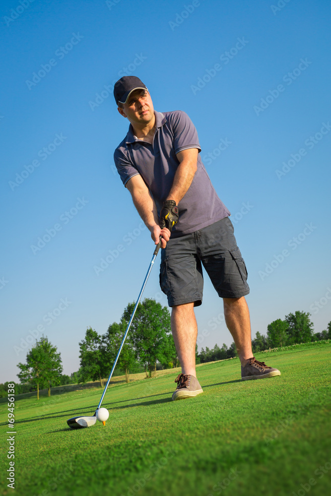 Fototapeta premium Man playing golf