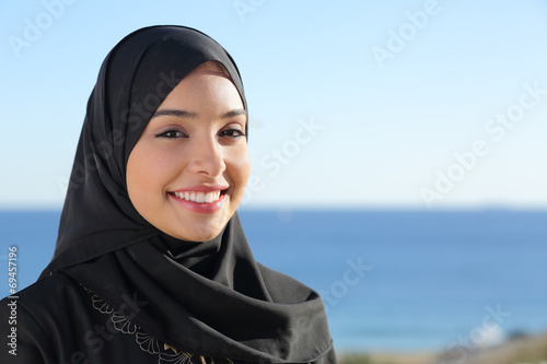 Tablou canvas Beautiful arab saudi woman face posing on the beach