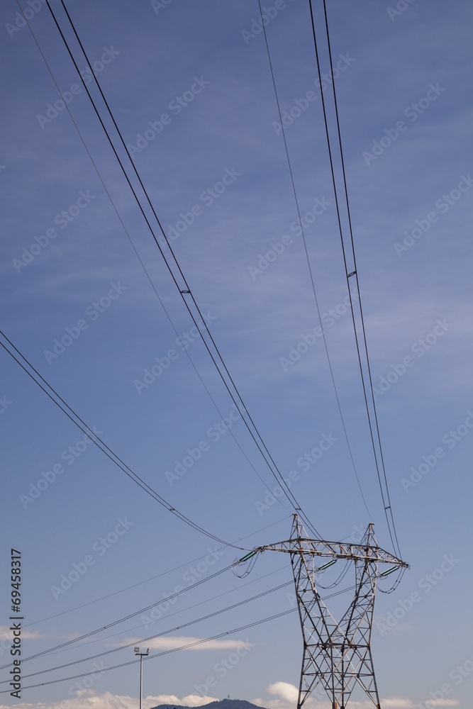 Strommast mit Hochspannungsleitungen