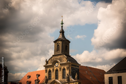 Alte Kirche mit Uhr auf dem Marktplatz