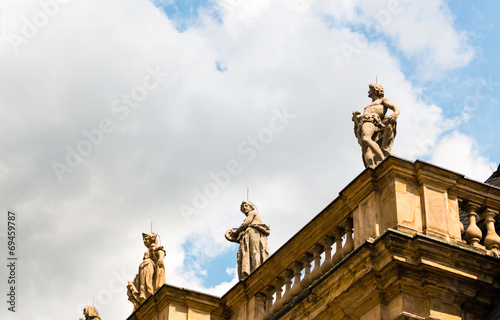 Figuren aus Stein auf Gebäude