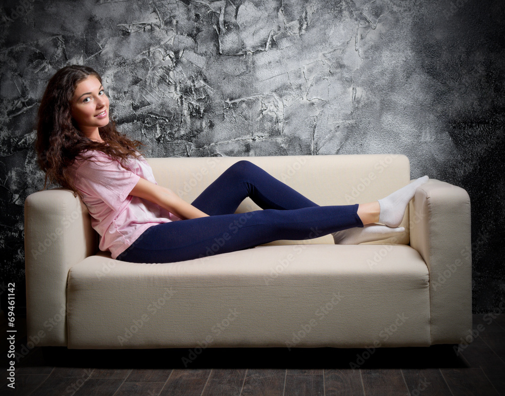 Obraz premium Girl on sofa at dark room