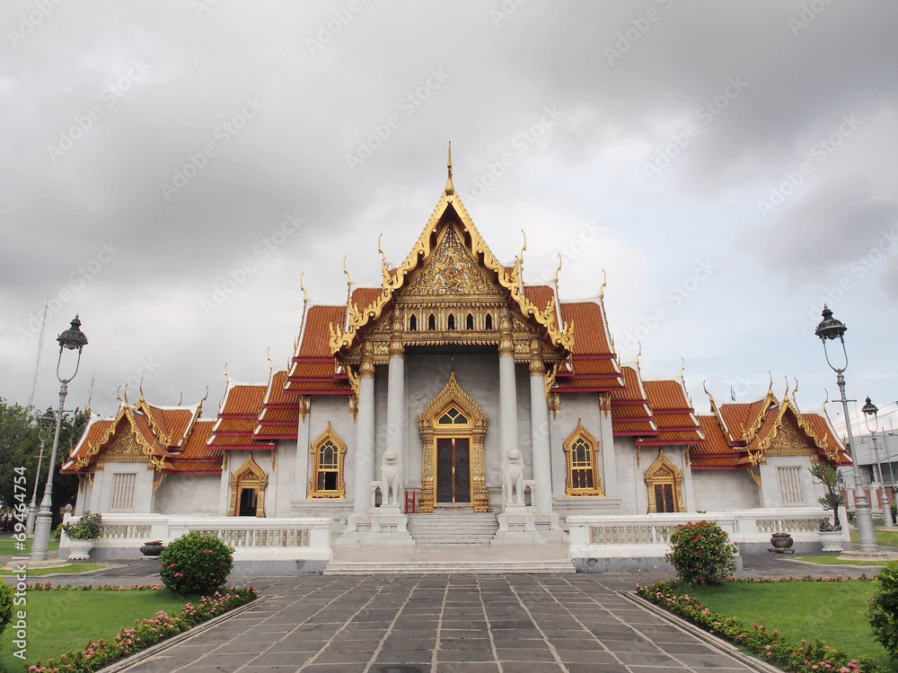 Naklejka premium Marble temple under cloudy sky