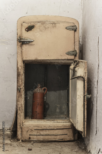 Plakat w ramie Old empty ice box