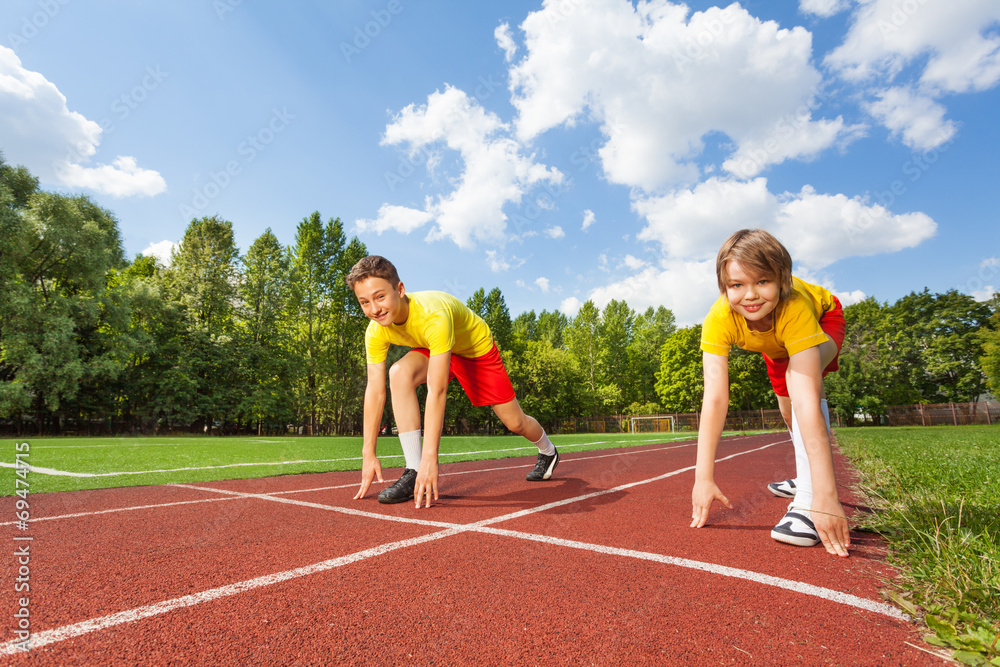 Obraz premium Two boys in ready position to run marathon