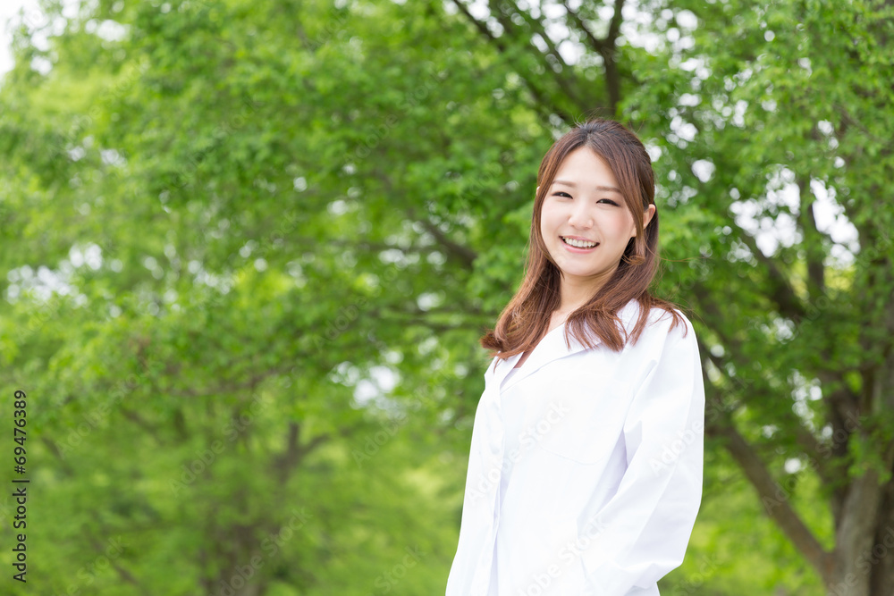 白衣の女性 白衣の女性
