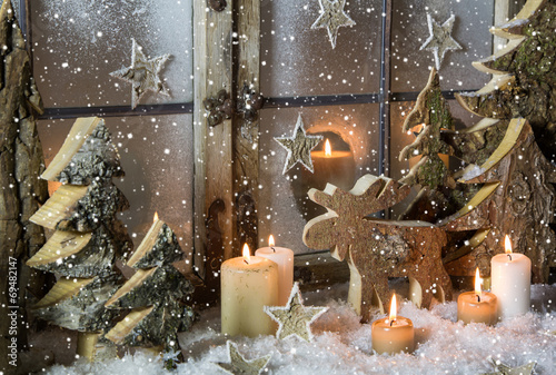 Natürliche Weihnachtsdekoration mit Kerzen und Holz