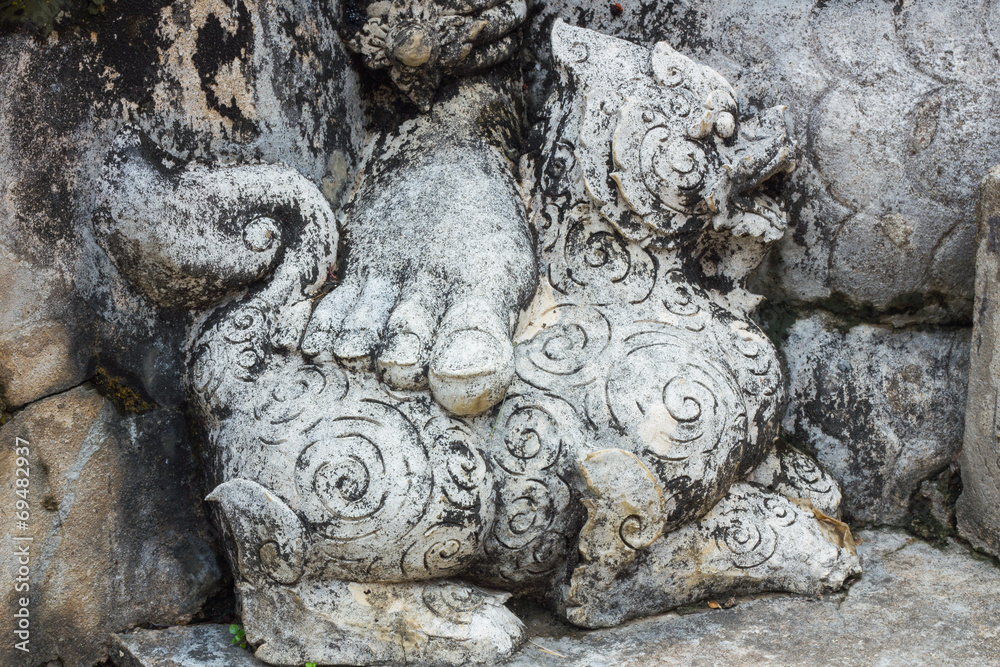 statue of human foot on lion in literature statue of human foot on lion in literature