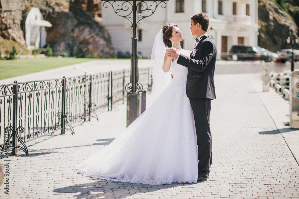 Naklejka premium Just married couple walking in small cove