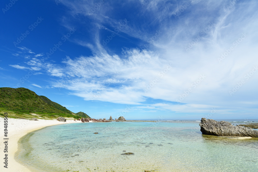 Fototapeta premium 美しい沖縄のビーチと夏空
