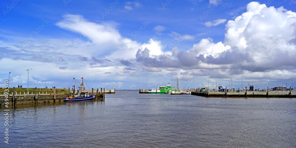 Hafen von NEUHARLINGERSIEL ( Ostfriesland )