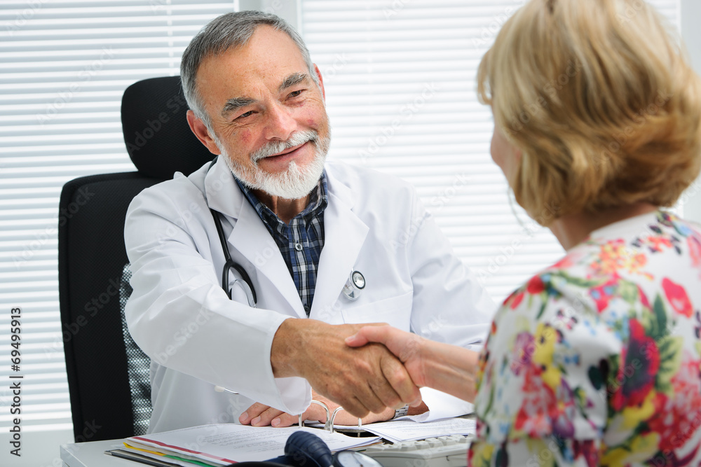 Obraz premium Doctor shaking hands to patient