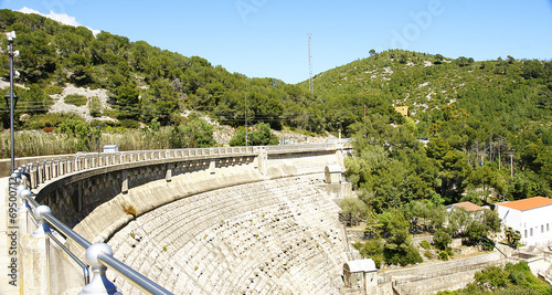 Muro de contención de la presa del pantano de Foix, Barcelona