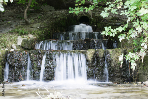 Fototapeta Naklejka Na Ścianę i Meble -  Wasserfall in einem Bach - Frontansicht