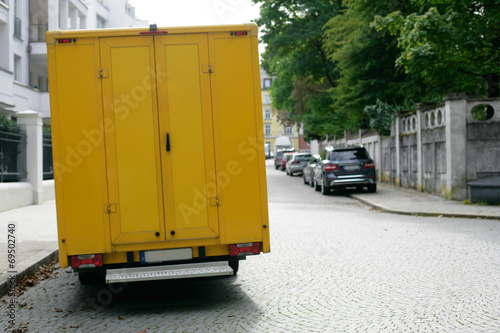 gelber Transporter am Fahrbahnrand photo