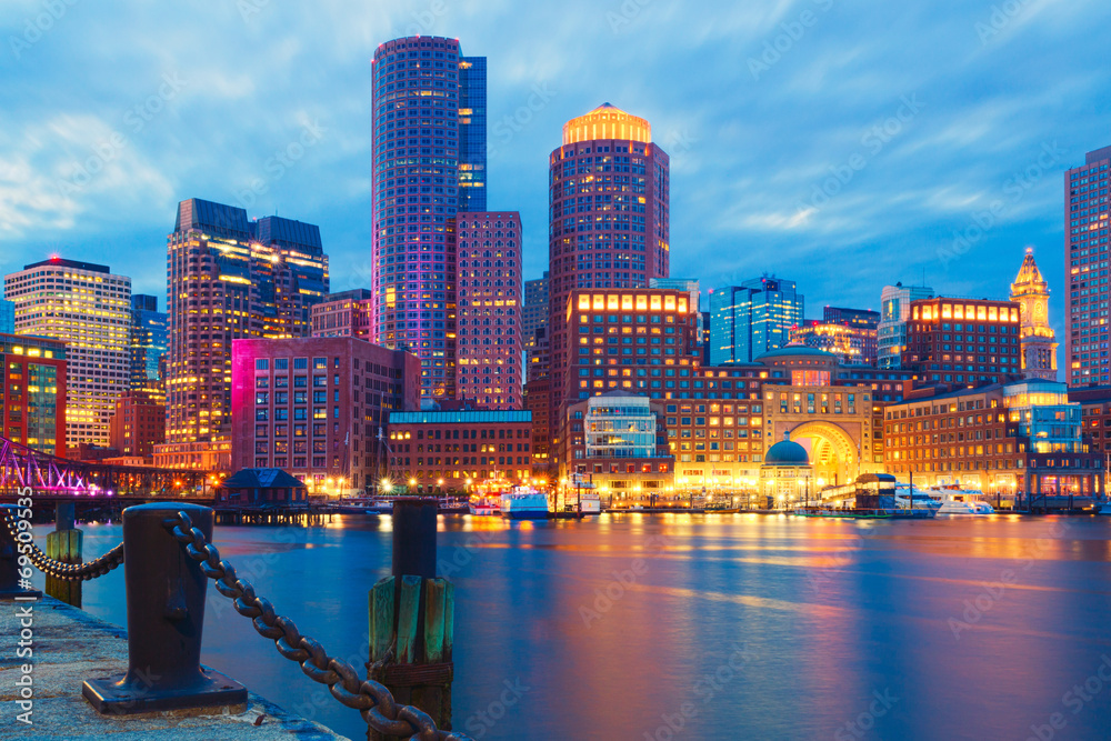 Fototapeta premium Boston Harbor i Financial District o zachodzie słońca.