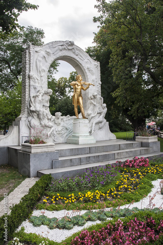 Statue of Johann Strauss in Vienna Stadtpark