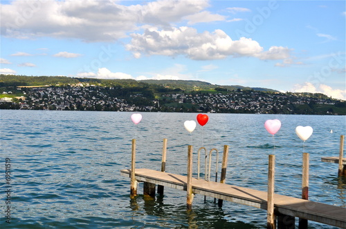 Ballonherze auf Bootsteg photo