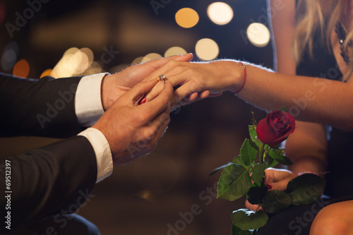 Romantic proposal in the city
