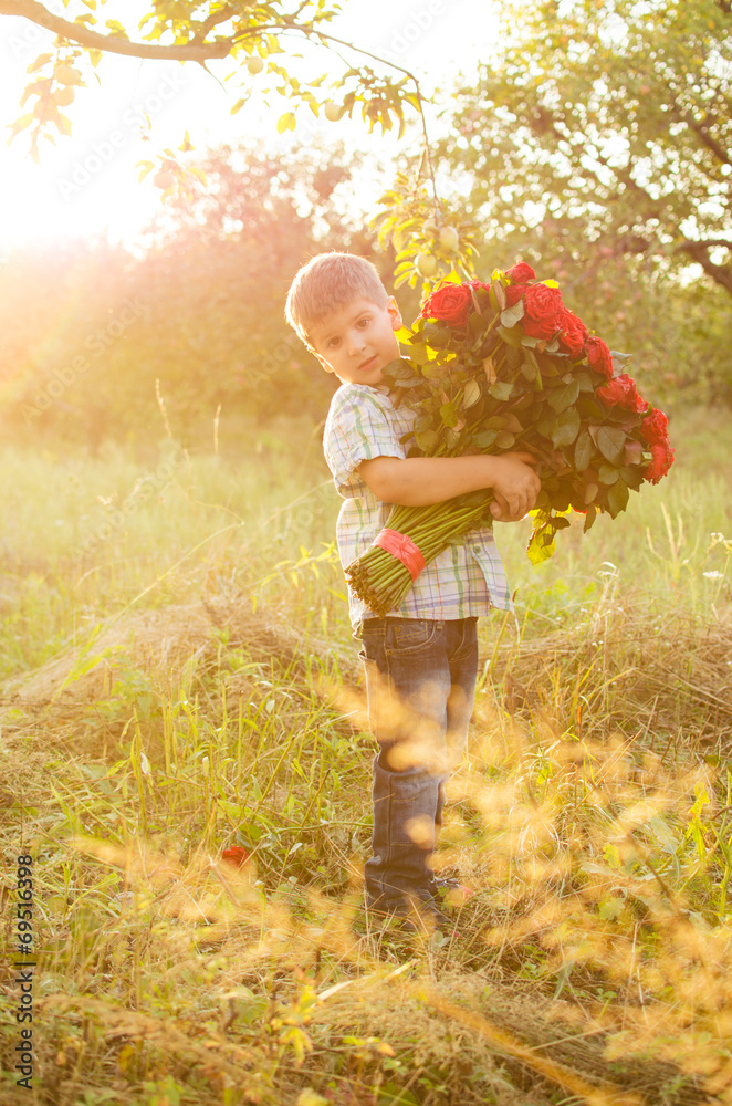 little boy with roses - obrazy, fototapety, plakaty 