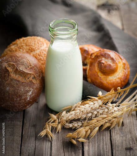 Cuadro en lienzo Milch und Backwaren
