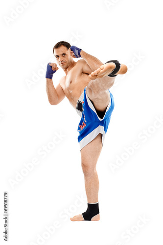 Kickbox fighter executing a kick © Xalanx