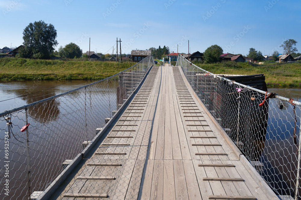 Obraz premium Old suspension bridge over the River Tura