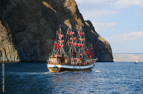 Cuadro en lienzo boat trip around the extinct volcano Kara-Dag