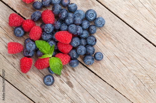 Fototapeta Naklejka Na Ścianę i Meble -  Blueberries and raspberries