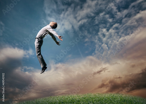 Φωτογραφία Jumping man in sky