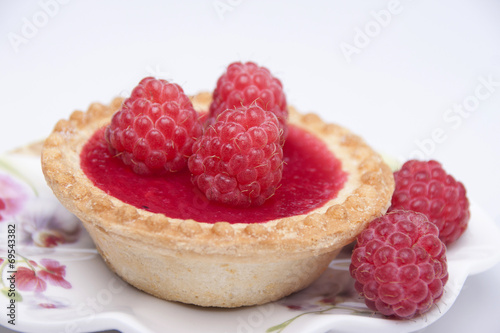 Tartlet of shortcrust pastry with raspberry jelly and raspber