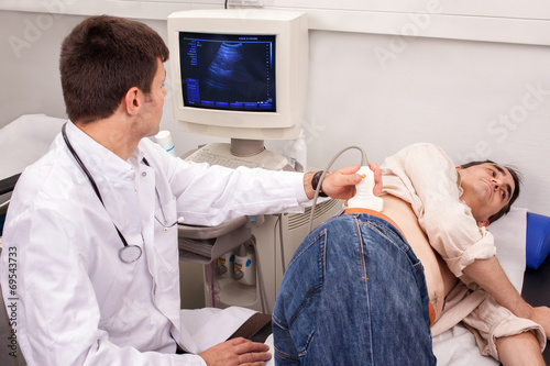Ultraschalluntersuchung beim Arzt photo