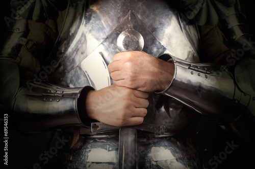 Photographie Chevalier portant une armure et tenant à deux mains l&#39;épée