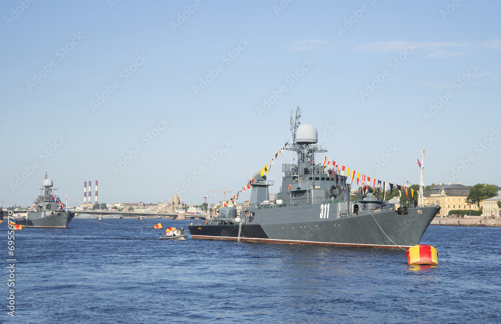 Кильватерная колонна кораблей на Дне ВМФ в Санкт-Петербурге