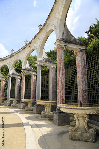 Collonade aus Marmorarkaden im Garten von Schloss Versailles photo