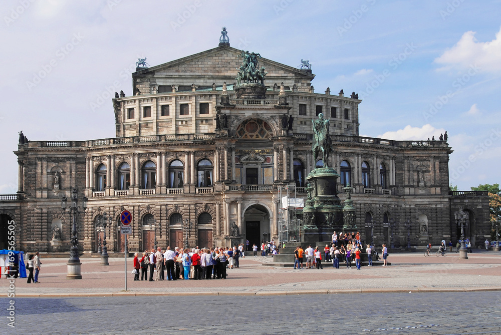 Naklejka premium Menschengruppen vor der Semperoper