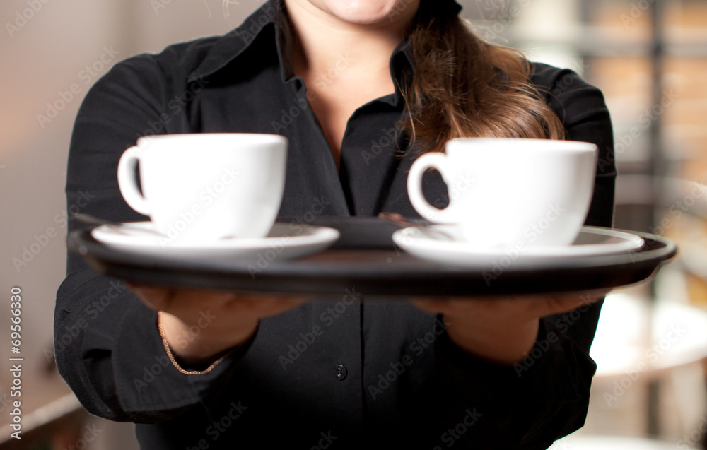 Junge kellnerin arbeitet im Cafe Junge kellnerin arbeitet im Cafe