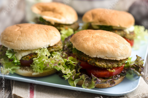 Vegetarische Bio-Hamburger mit Gemüsebratling