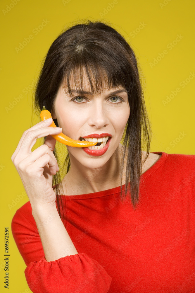 Brunette Frau essen roten Paprika , Portrait Brunette Frau essen roten Paprika , Portrait