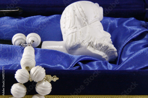 Canvas-taulu Craftsman hand works to create Tobacco pipe from meerschaum